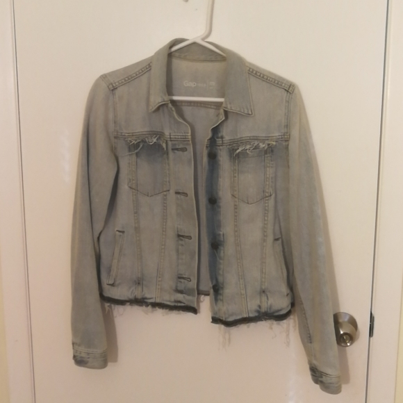 Light wash denim jacket w/ raw hem detail - Picture 3 of 8